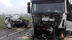 Nepochopitelná nehoda. Řidič (†43) vyjel náhle proti kamionu