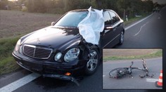 FOTO: Cyklistu srazil u Chrudimi zfetovaný mladík v mercedesu!