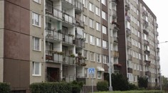 Dvouletý chlapec padal v paneláku dvě patra