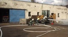 Hasiči bojovali s požárem skladu s rašelinou. Hrozil výbuch
