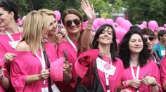 Prahu zaplavila růžová, v průvodu proti rakovině šlo 15 tisíc žen