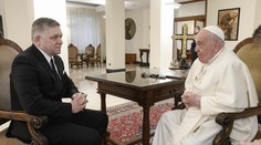 Papež František se potkal s Ficem, pak skončil v nemocnici