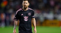 Messi si užívá s manželkou na jachtě. Na zraněné noze má ortézu