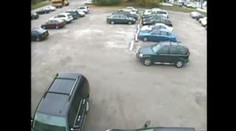 VIDEO: Šílené parkování. V BMW zničil dvě auta