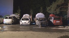 Požár v Komořanech spolykal 4 auta, příčinu hasiči zatím neznají