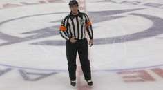 Rozhodčí v NHL si rozřízl ruku. Utkání dopískali jen tři sudí