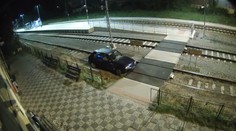 Mladíkovi se zalíbilo auto na šrotišti. Ujížděl s ním i po kolejích