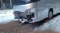 Autobus plný dětí se srazil s autem. Na místě zemřel jeden člověk