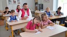 Gudas září v zábavném hudebním klipu: Vrátil se do lavic a dal učitelce 'bodyček'