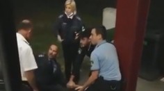 Pasažéři stojí za zadrženým řidičem, do ČR přijeli s obřím zpožděním