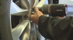 Řidiči se pustili do přezouvání pneumatik. Mrazům ale nemusí být konec
