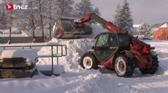 Sněhu jsou mraky. Kam s ním? Města dělají obří hromady