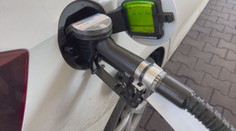 Vládní opatření nestačí. Ekonomové řekli, kolik může stát benzín