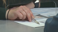 Úřady snižují postiženým finanční příspěvky. Mnohdy je ani nevidí