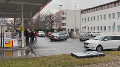 Dva muži s pistolí přepadli v Praze benzínku. Odjeli ukradeným autem