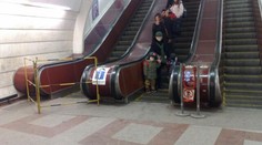 PÁTRÁNÍ: Mladík v metru olizuje dívkám stehna!
