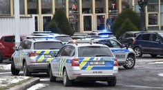 Zásah policie na Karlově univerzitě. Studenty vyděsil mladík s černou taškou