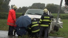 V Krnově se srazila DODÁVKA s VLAKEM! Řidič je zraněný
