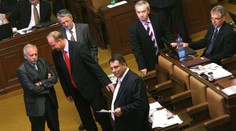 Osud vlády leží v rukách Sněmovny. Začíná jednání o úsporách