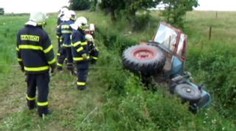 Převrácený traktor uvěznil řidiče