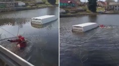 Kvůli nepozornosti řidiče skončila dodávka v rybníce. Vytahoval ji jeřáb