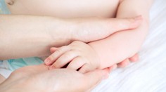 Siamská dvojčata za sebou mají první operaci. Lékaři promluvili o jejich stavu