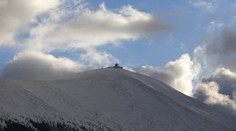 Otužilci vyrazili na Sněžku v šortkách, dolů je snesli záchranáři