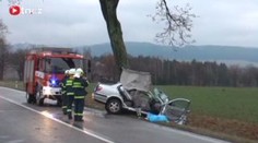 Zemřel po nárazu do stromu, úplně zrušil nissan. FOTO