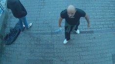 Potetovaný muž měl v Praze napadnout tři cizince. Pátrá po něm policie