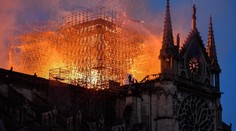 Vyšetřovatelé jsou zas o krok blíž. Katedrálu možná zapálil zkrat