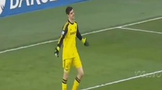 Brankář Chelsea za šaška! Byl "na výletě" a dostal gól z půlky
