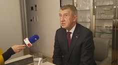 Babišův hektický den: Na Úřad vlády si bral i jezulátko. Potřeboval ho slepit