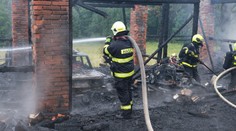 Kolem hasičů vybuchovaly lahve s plynem! Stodolu zasáhl blesk