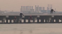 Jako ze sci-fi: Nad mořem v Dubaji se vznášela skupinka „ironmanů“