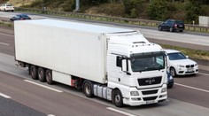 VIDEO: Kamioňák jedl oběd z talíře za volantem, řítil se přitom po dálnici