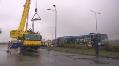 Nehoda autobusu uzavřela výpadovku z Prahy. Tvořily se kolony!