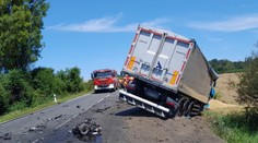 Osobní auto začalo po nárazu hořet. Vážná nehoda blokuje hlavní tah na Plzeň