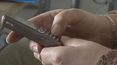 Senior spadl z postele a nemohl vstát. Policisté při záchraně riskovali život