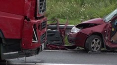 Auto pod kamionem: dva mrtví důchodci