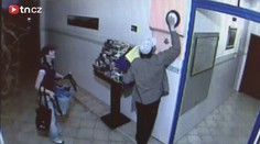 VIDEO: Zlodějka úspěšně vykrádá penziony, bere úplně všechno