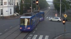 VIDEO: Tramvaj po srážce s autem skončila na chodníku. Policie zveřejnila drsné záběry kolize