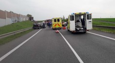 U Nymburka vjelo auto do kamionu! Jeden člověk zemřel