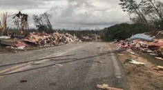 VIDEO: Živel srovnal se zemí stovky domů! Obětem tornáda pomáhá charita