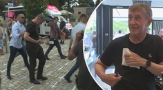Nejdřív bílé kříže, pak zásah vejcem. Babiš u Prahy rozdával zmrzlinu