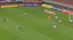 Borec na konec! Obránce Olympiakosu zaskočil za gólmana