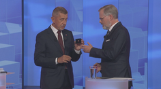 Babiš přinesl Fialovi dárek. Starám se o důležitější věci, reagoval premiér
