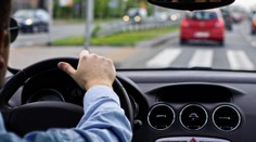 Šoféři přijdou v zahraničí o průkaz a doma řídí. Europarlament schválil změnu