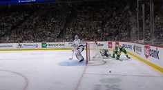 Nevídaná situace v NHL. V zápase se objevily dva puky, jeden skončil v bráně