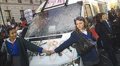 Tisíce britských studentů protestují proti navýšení školného