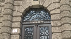 Vláda by neměla rozhodovat o platech zastupitelů, rozhodl Ústavní soud